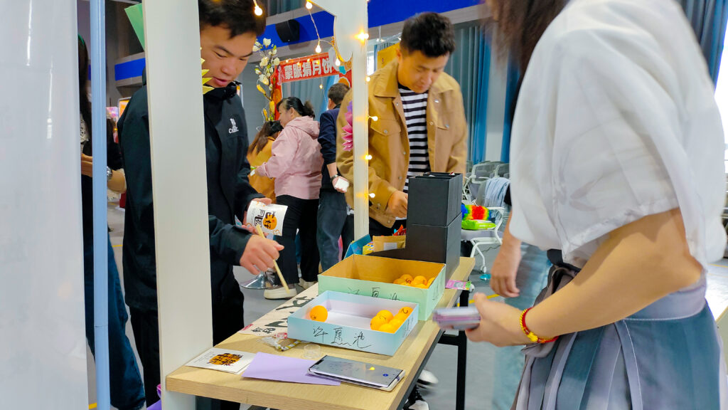 必发88物流中秋游园会