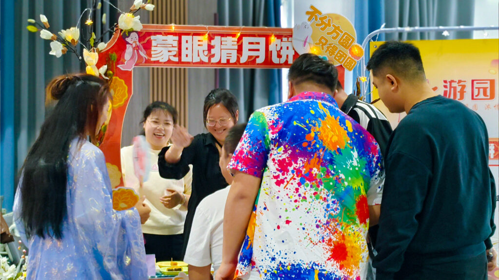 必发88物流中秋游园会