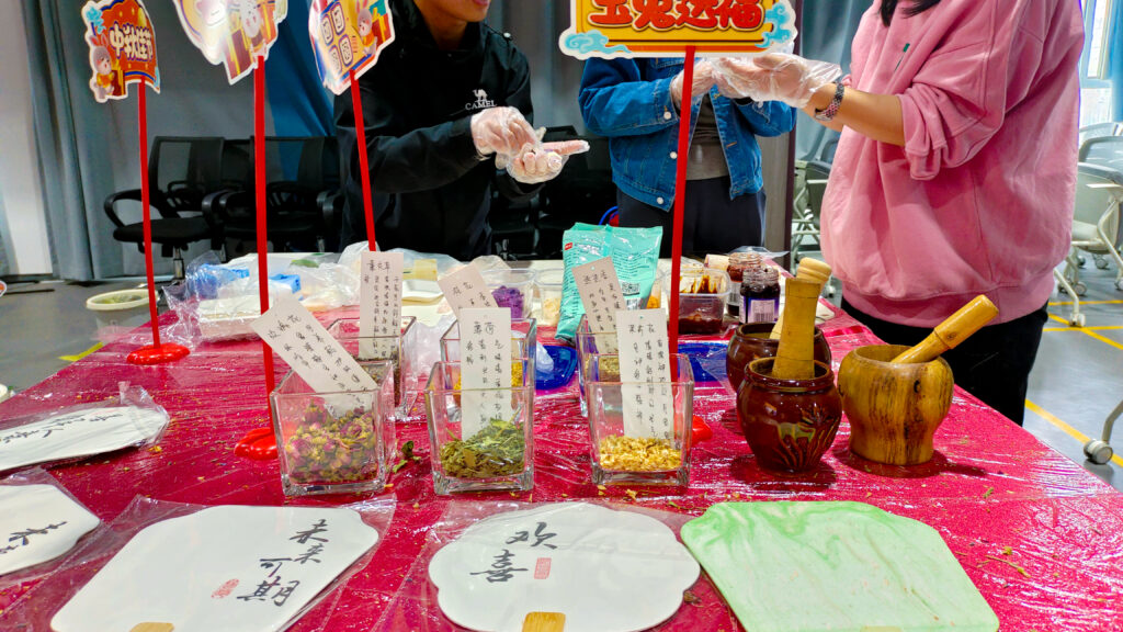 必发88物流中秋游园会